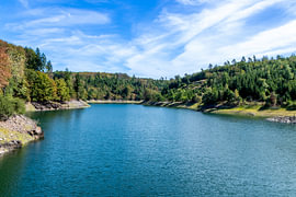 Wunderschöner Blick von der Sengbachtalspere auf dessen Stausee im Sommer von Your Happy Life