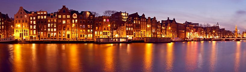 Panorama van Amsterdam met de Munttoren in Nederland bij zonsondergang von Eye on You