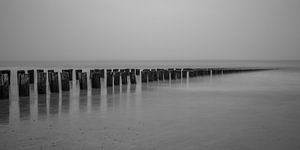 Strand Domburg mit Wellenbrechern in Schwarzweiss - 2 von Tux Photography