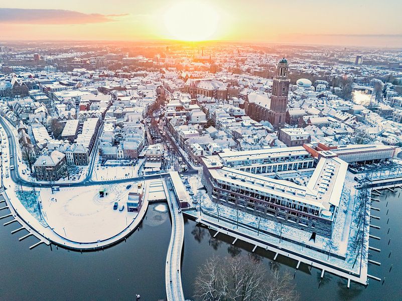 Zwolle binnenstad  tijdens een koude winterochtend van boven van Sjoerd van der Wal Fotografie