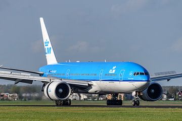 KLM Boeing 777-200 is geland op de Polderbaan.