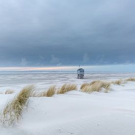 Terschellinger Drenkenlingenhuisje aan de Noordzee met duinen en zand van Dave Zuuring