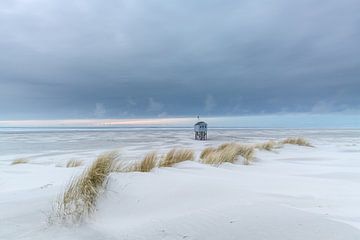 Terschelling cottage at the North Sea by Dave Zuuring