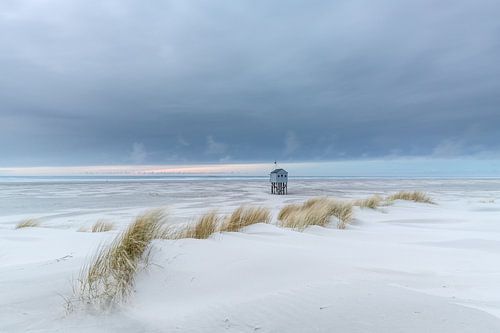 Terschellinger Drenkenlingenhuisje aan de Noordzee met duinen en zand