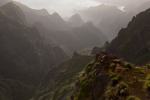 Schroffe Berge auf der Insel Madeira von Paul Wendels