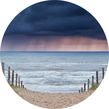rain and storm coming from North sea to beach van Olha Rohulya