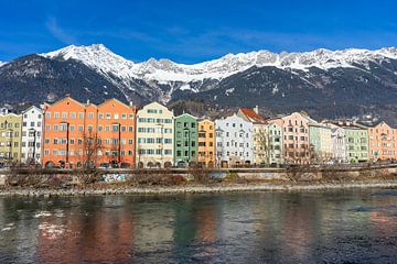 Innsbruck in Oostenrijk Tirol met traditionele gebouwen en panoramisch uitzicht op de Alpentoppen van Animaflora PicsStock