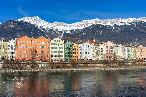 Innsbruck in Oostenrijk Tirol met traditionele gebouwen en panoramisch uitzicht op de Alpentoppen