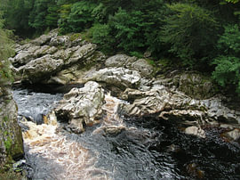 À Cnoc Chloiche – La terrasse au bord de la rivière sur Helmut Martin - The Art of Stone - Steinkunst & Photographie