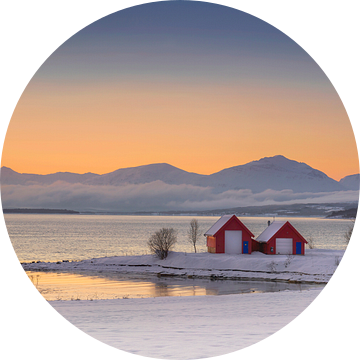 Winter met rode huisjes in Noorwegen