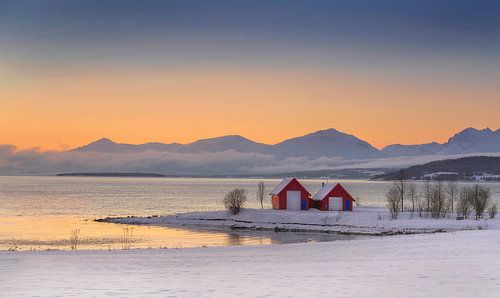 Winter met rode huisjes in Noorwegen