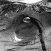 Navajo indiaan in rots | Monument valley | Zwart wit van Monique Tekstra-van Lochem