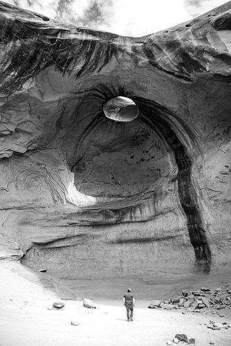 Navajo indiaan in rots | Monument valley | Zwart wit