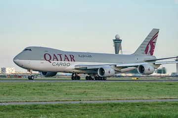 Take-off Boeing 747-8 Cargo van Qatar Airways. van Jaap van den Berg