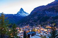 Zermatt mit dem Matterhorn in der Dämmerung