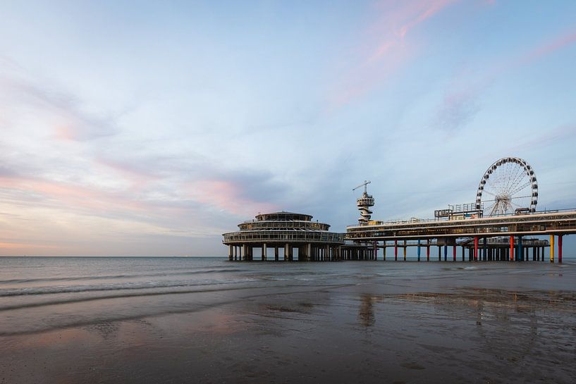 De pier van Scheveningen in zacht avondlicht van OCEANVOLTA