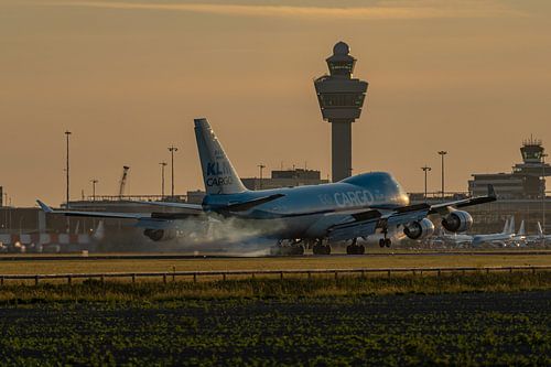 Vroege vogel! 1 van de 4 Boeing 747-400 ERF vrachtkisten van Martinair Cargo (in KLM kleuren) is in  van Jaap van den Berg