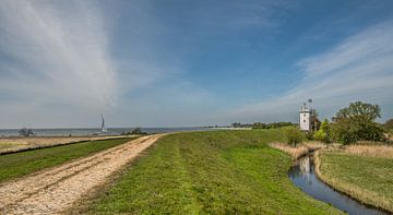 De  vuurtoren van Workum vanaf de dijk gezien