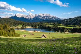 Geroldsee (Wagenbrüchsee) met het Karwendelgebergte van Uschi Jordan