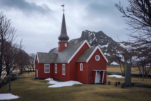 L'église de Flakstad se dresse fièrement face aux paysages accidentés des Lofoten