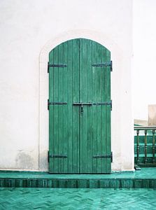 Le Jardin Secret | Turkooise houten deur in Marrakech | Kleurrijke reisfoto reislust van Raisa Zwart