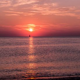 Ondergaande zon met zeilboot by C Dekker