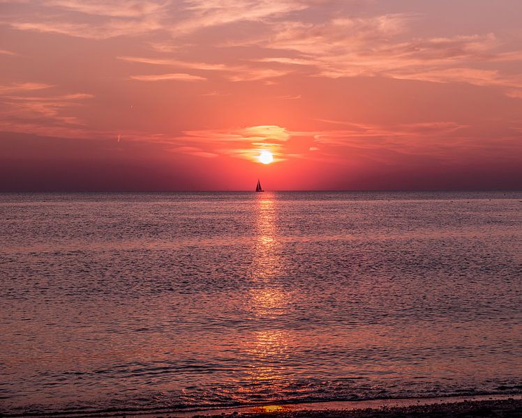 Ondergaande zon met zeilboot van C Dekker