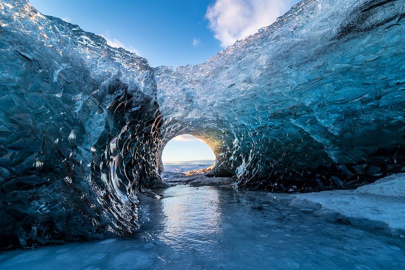 Zonsopkomst in een ijsgrot in IJsland van Henry Oude Egberink