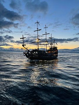 Piratenboot op de Oostzee bij zonsondergang van Anna Sasiadek