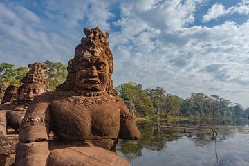 Brücke mit Statuen von Göttern und Dämonen am Südtor von Angkor Thom in Angkor, Provinz Siem Reap, K von WorldWidePhotoWeb