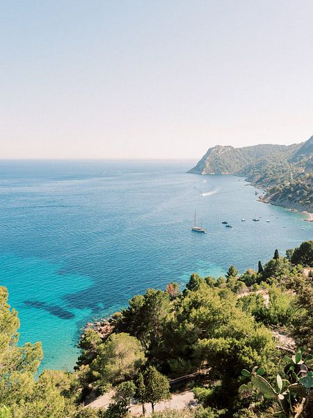 Entspannter Ibiza-Blick über das blaue Meer von Youri Claessens