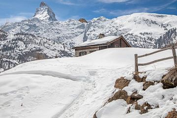 Berghut bij Zermatt met uitzicht op de Matterhorn van t.ART