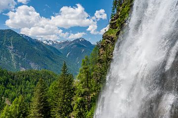 Stuibenfall waterval in Tirol tijdens een mooie lentedag