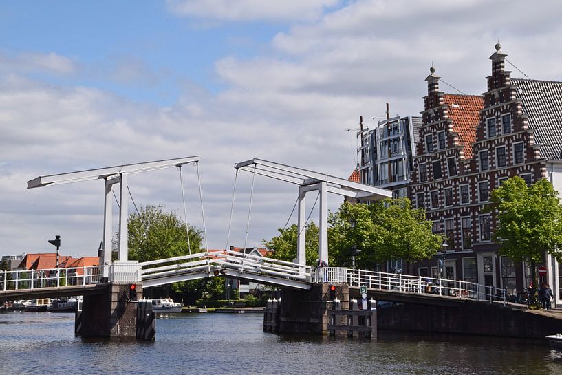 Paysage urbain de Haarlem avec un pont-levis en bois et des maisons de canal typiquement néerlandais par Robin Verhoef