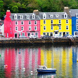 Des maisons colorées sur le quai sur Peter Schoo - Natuur & Landschap