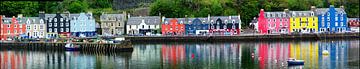 Kleurige huizen aan de kade in Schotland van Peter Schoo - Natuur & Landschap