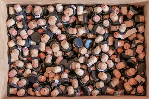 Doos vol met gebruikte kurken