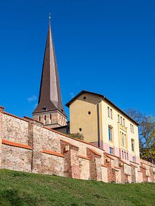 Blick auf die Petrikirche und Stadtmauer in der Hansestadt Rostock