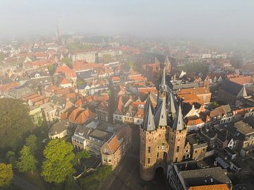 Vieille porte de Sassenpoort à Zwolle au lever du soleil en été sur Sjoerd van der Wal Photographie