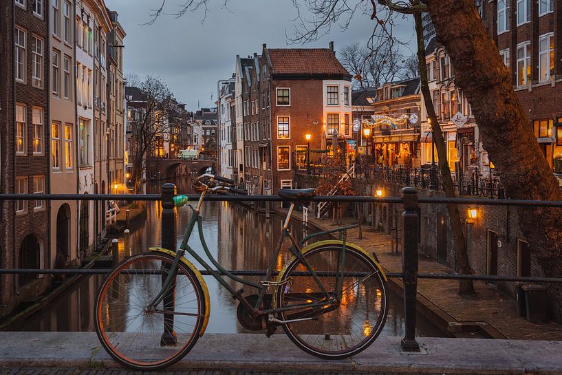 Utrechtse gracht in de avond van Michiel Dros
