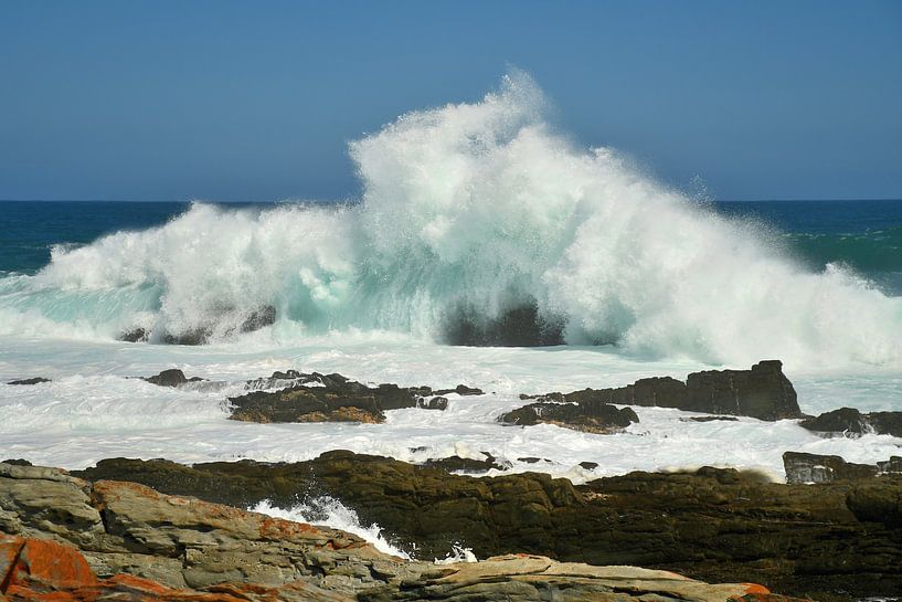 Rollende plätschernde Welle an Felsen Südafrika von Truus Hagen
