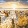 Chaises longues sur la plage de la mer Baltique au lever du soleil. sur Voss Fine Art Fotografie