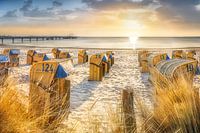 Strandkörbe am Strand der Ostsee zum Sonnenaufgang.