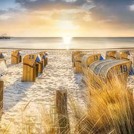 Chaises longues sur la plage de la mer Baltique au lever du soleil. sur Voss Fine Art Fotografie