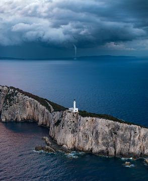 Phare sur les falaises de Lefkada, Grèce sur Ewold Kooistra