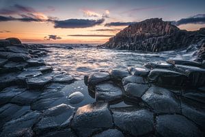 Basalt kliffen aan de Giant's Causeway in Ierland 's avonds van Jean Claude Castor