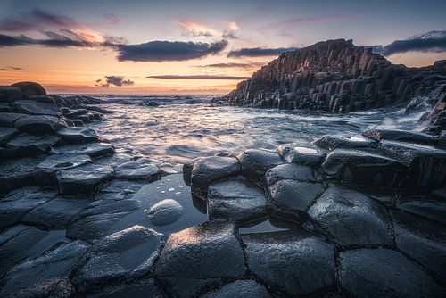 Falaises de basalte sur la Chaussée des Géants en Irlande, le soir