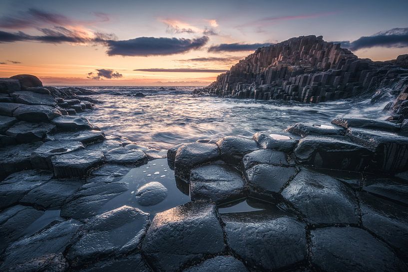 Falaises de basalte sur la Chaussée des Géants en Irlande, le soir par Jean Claude Castor