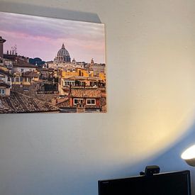 Klantfoto: Roze zonsondergang gloed over de daken in Rome - Italië van Michiel Ton, op canvas