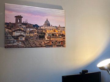 Klantfoto: Roze zonsondergang gloed over de daken in Rome - Italië van Michiel Ton